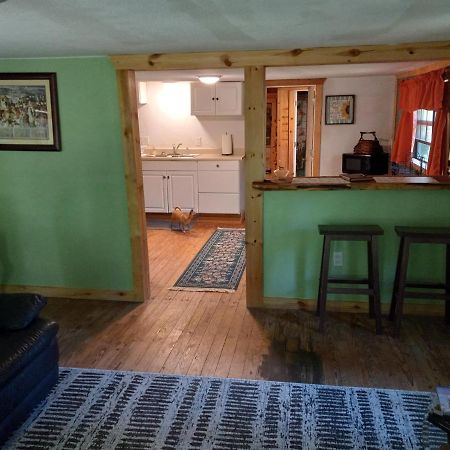 Adorable 1 Bedroom Honey House Rusk Exterior photo