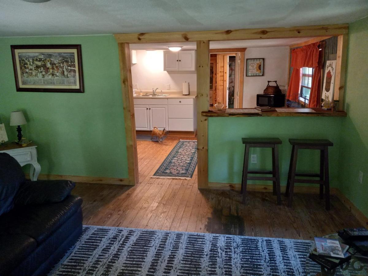Adorable 1 Bedroom Honey House Rusk Exterior photo